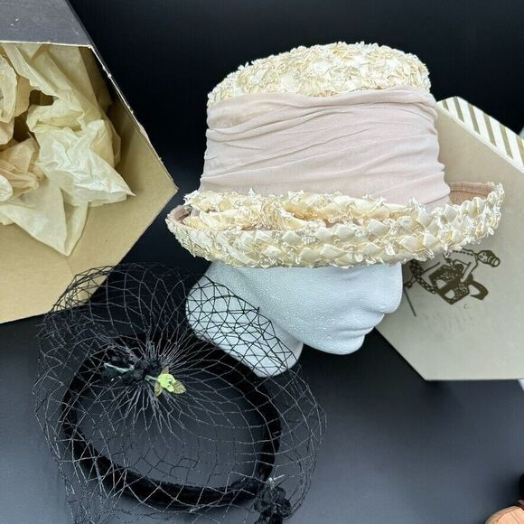 Vintage White Tulle Veil Boater‎ Skimmer w/BOX Straw Beige 50s 60s Hat Small/Med - Picture 1 of 16